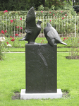 901171 Afbeelding van het bronzen beeldhouwwerk 'Twee rustende duiven' van Janko Berman uit 1985, in het Rosarium aan ...